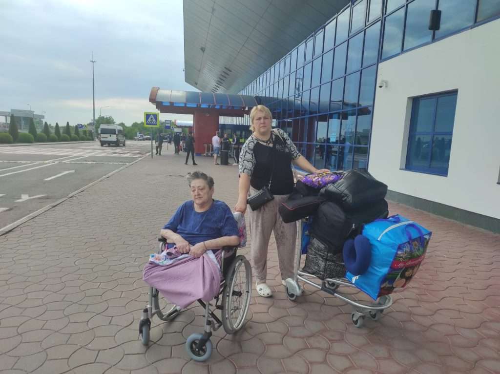 Galyna and Lina at the airport of Kishenov, Moldova. | Photo: C4I