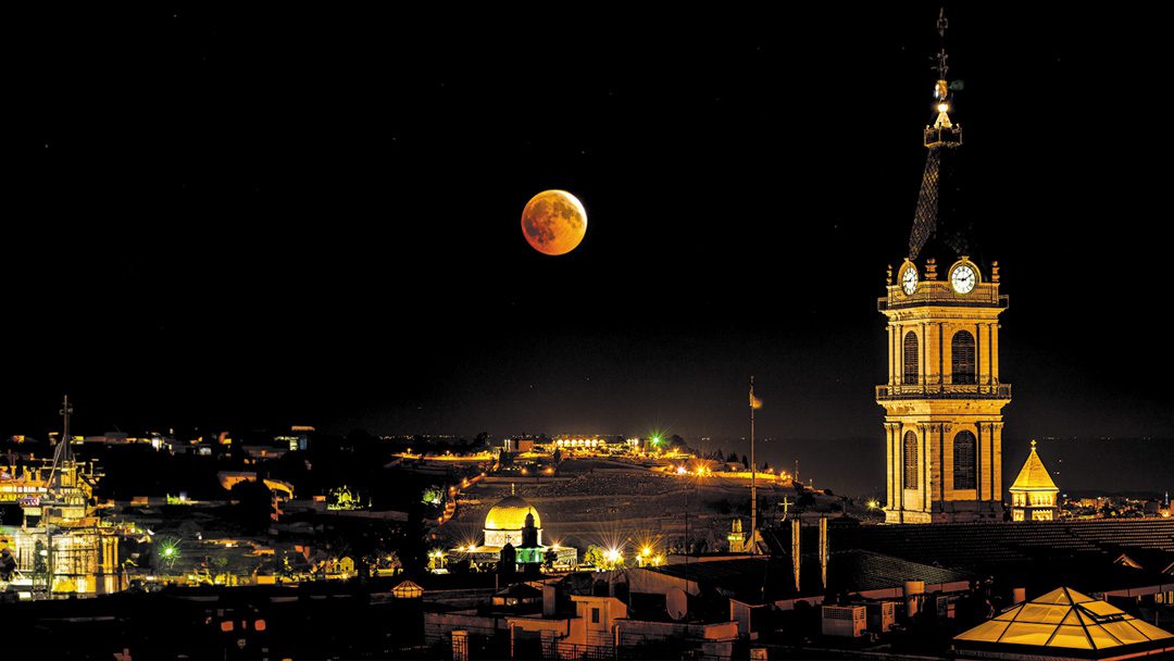 Red moon elcipse over Jerusalem. | Photo: Shutterstock
