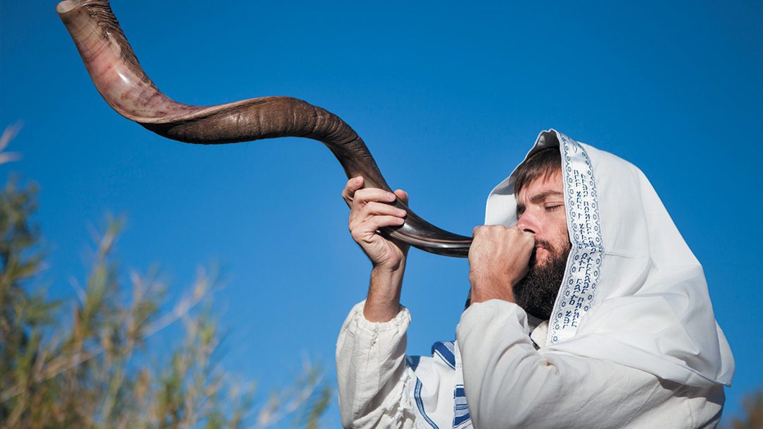 Jewish man blowing the shofar. | Photo: Lightstock